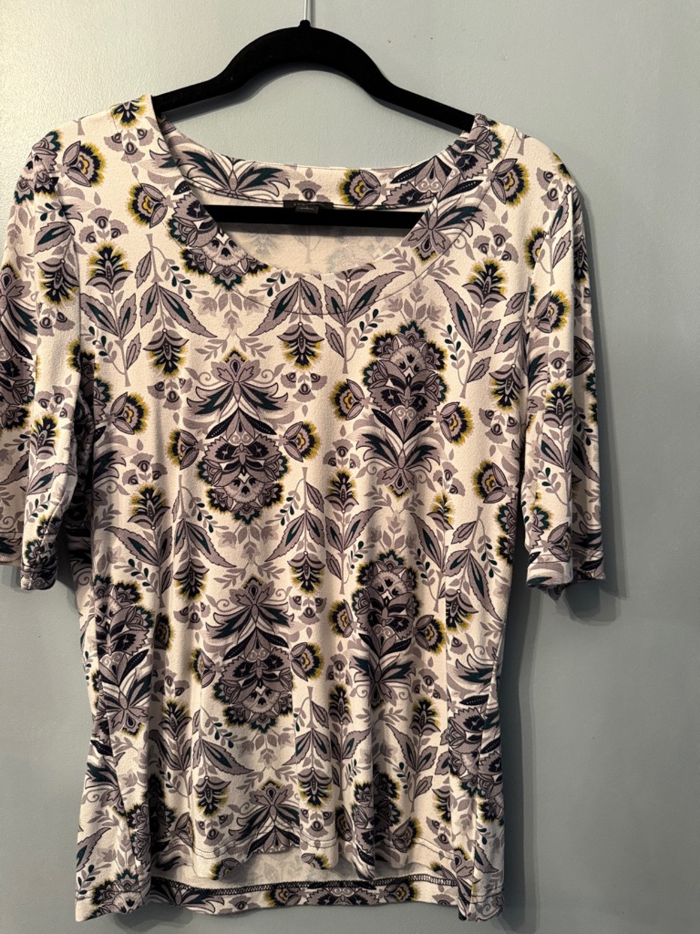 Floral Medallion Short Sleeve Top - White/Gray
